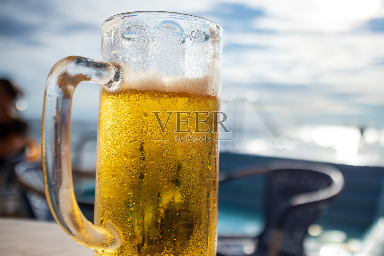 沙滩上的啤酒照片摄影图片