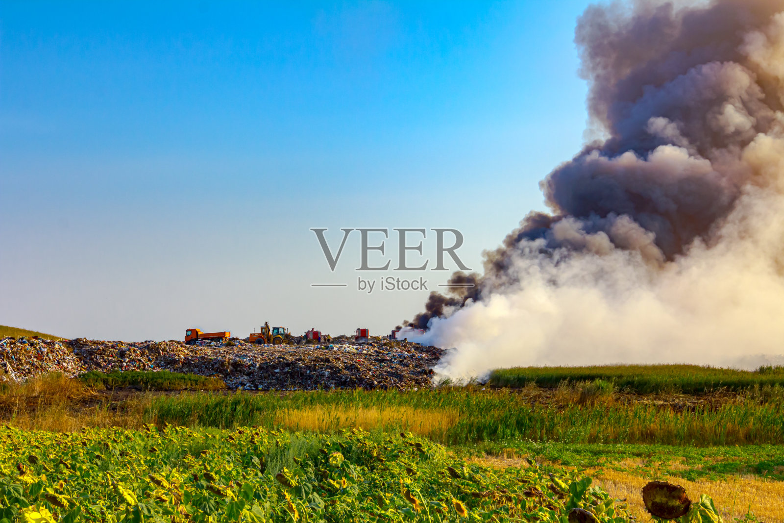 垃圾堆上的一堆垃圾在燃烧照片摄影图片