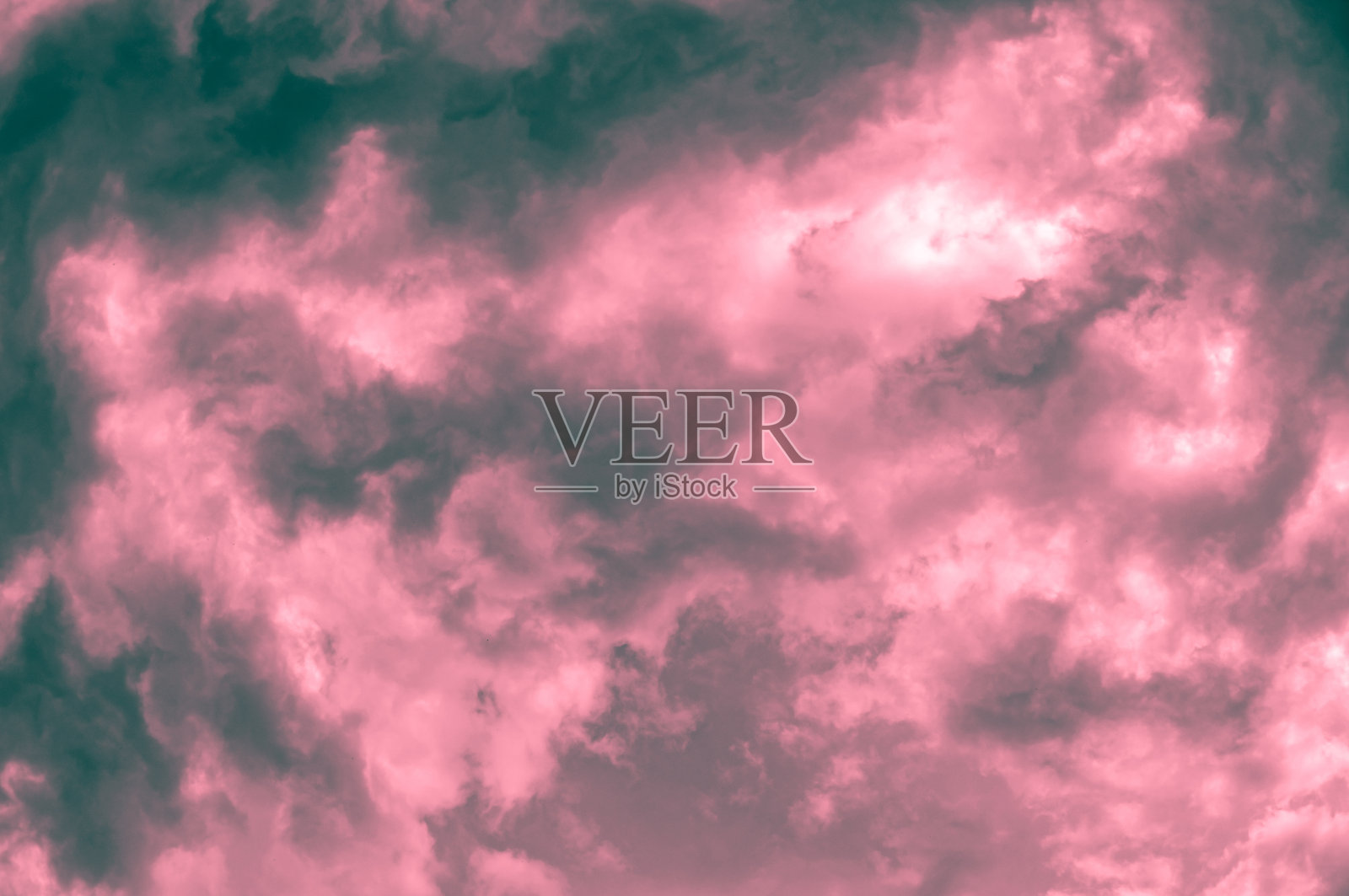自然的天空组成。黑暗不祥的暴风雨雨云。戏剧性的天空。阴的cloudscape。雷雨。启示设计元素。色调为粉红色和绿色。照片摄影图片