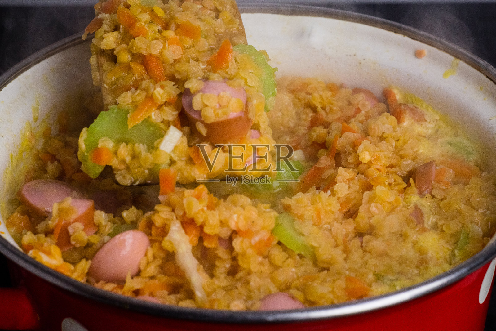 用香肠和蔬菜煮美味的扁豆粥照片摄影图片