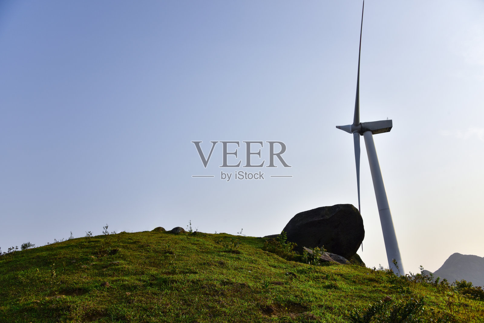 风力涡轮机在山上照片摄影图片