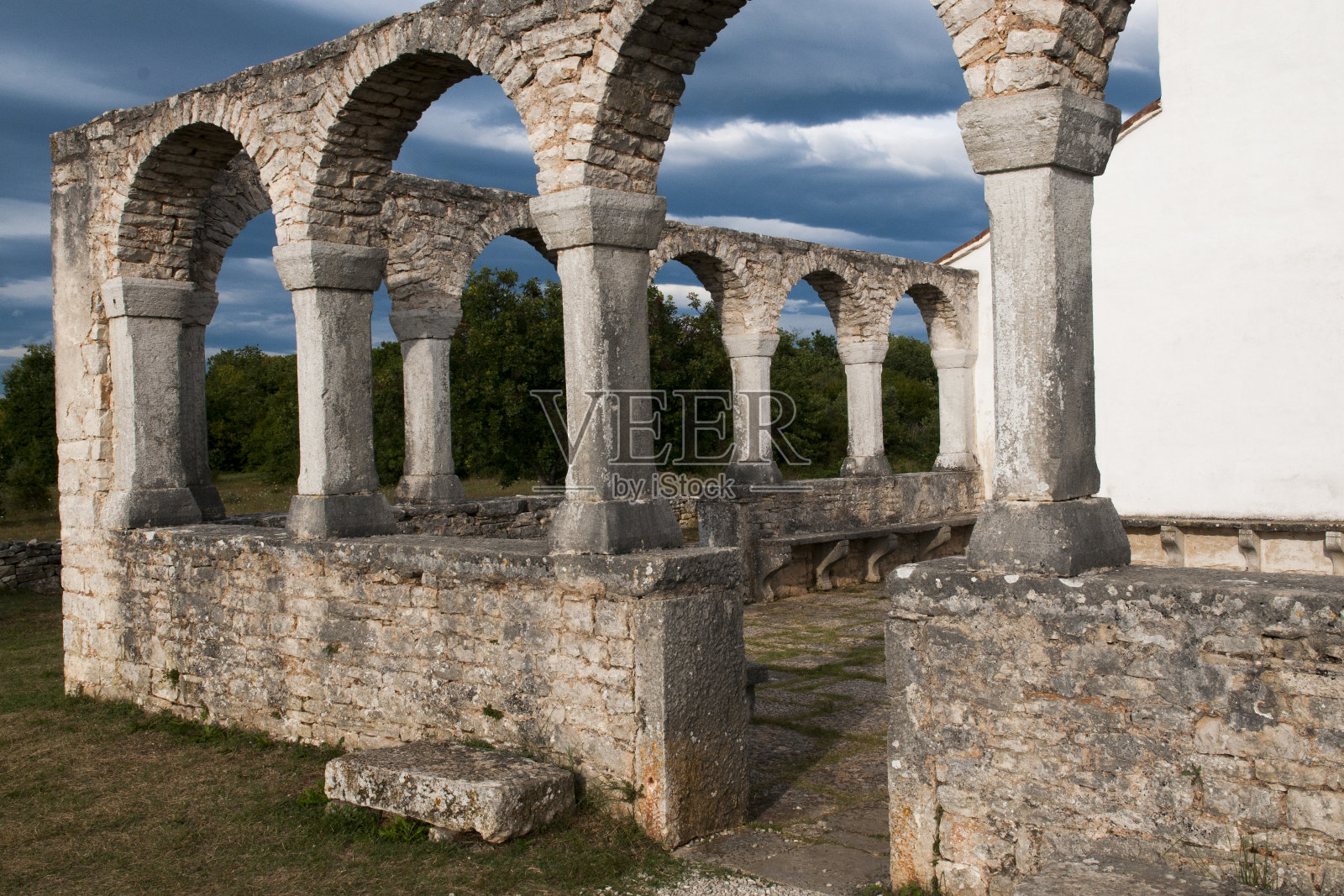古老的中世纪教堂圣福斯(svjeta foška)美丽的中世纪建筑,11世纪的罗马式教堂圣福斯卡在伊斯特里亚,一个以其能量和治疗属性而闻名的朝圣小镇。照片摄影图片