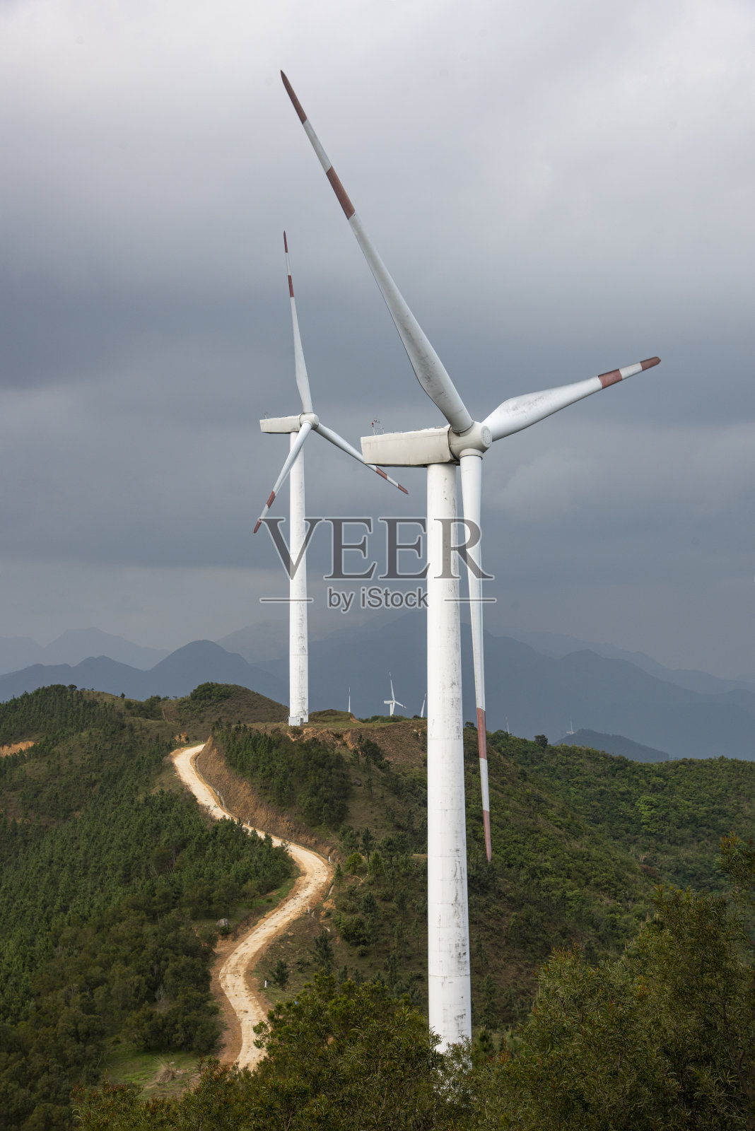 山上的风力发电机在蓝天白云下照片摄影图片
