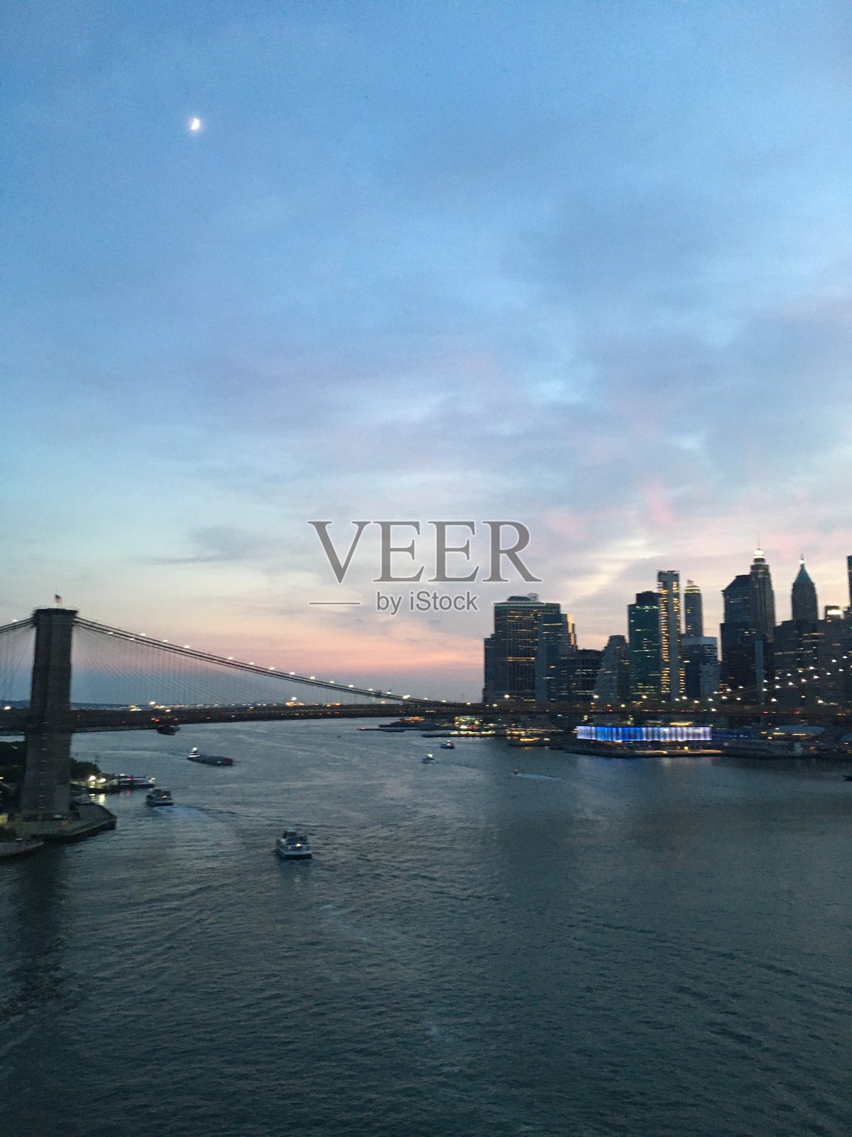 纽约夏季曼哈顿上空的日落。照片摄影图片