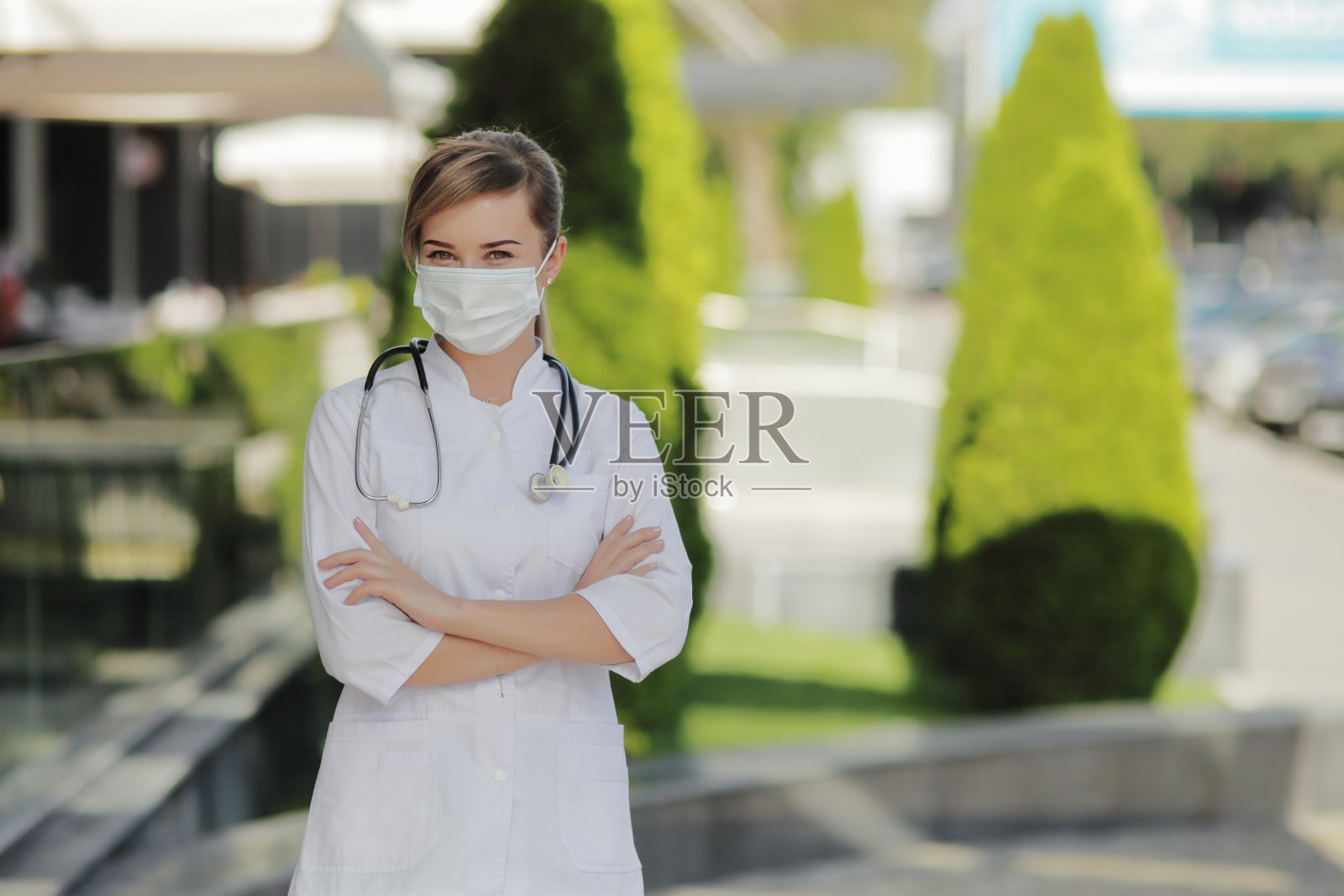 戴面罩的女医生或护士照片摄影图片