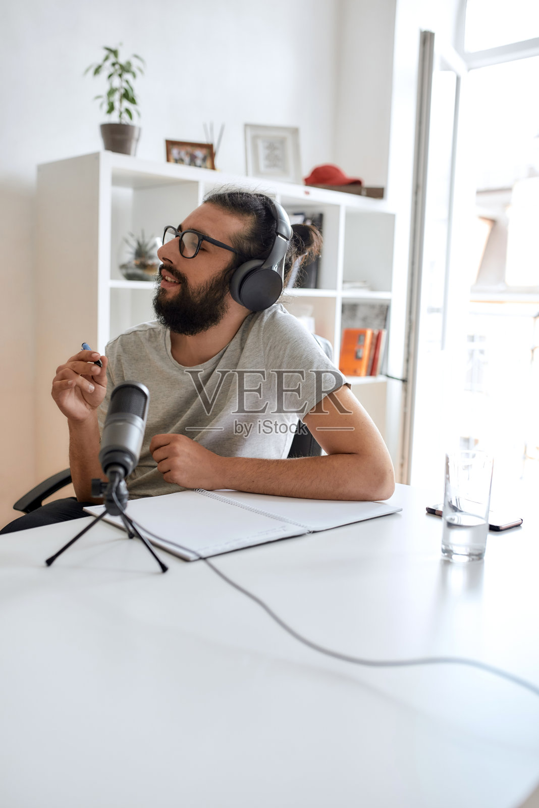 男博主,男人戴着耳机与对话者交谈,同时录制对话,采访视频博客照片摄影图片