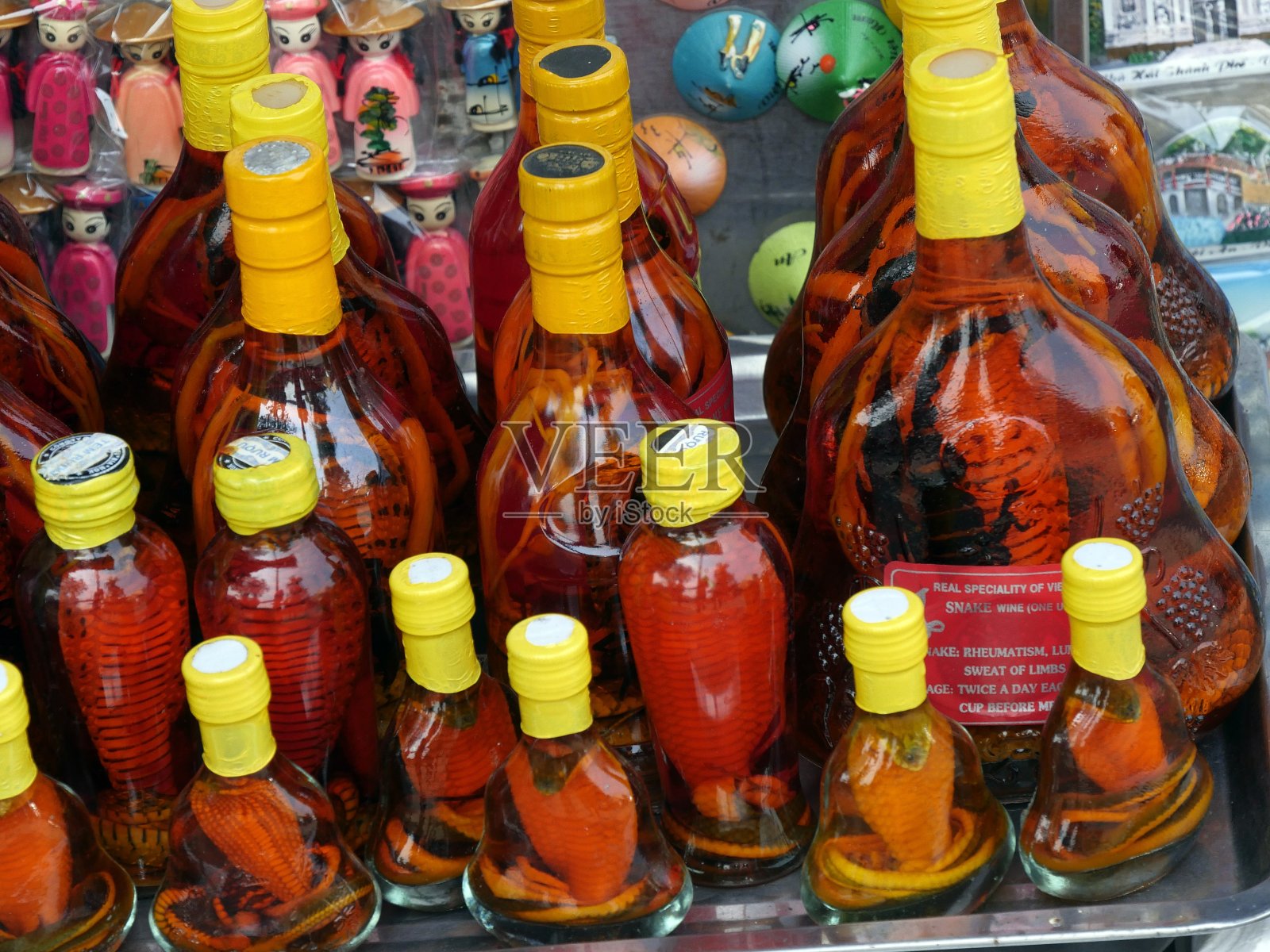 越南,广南省,会安市,被联合国教科文组织列为世界遗产的旧城,市场,蛇酒照片摄影图片