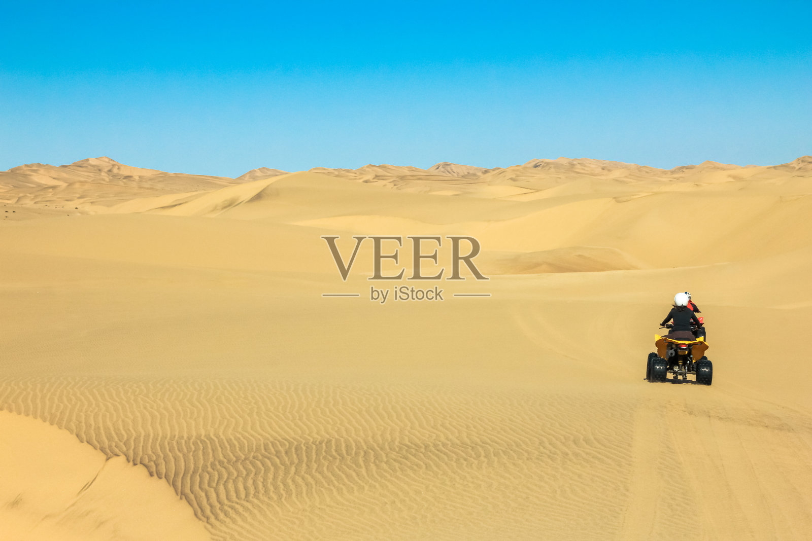 四人驾驶-两个快乐的自行车在沙丘,非洲,纳米比亚,纳米比亚,沃尔维斯湾,斯瓦科普蒙德。照片摄影图片