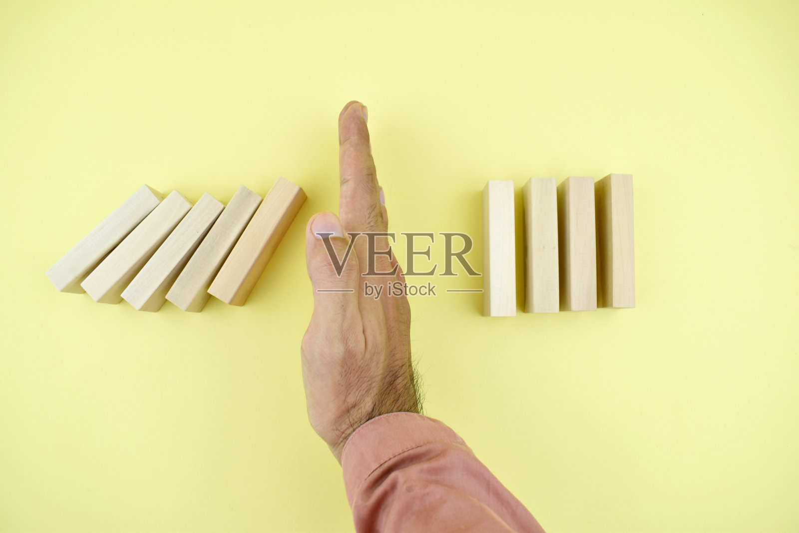 商业危机经理停止倒下的多米诺骨牌崩溃照片摄影图片