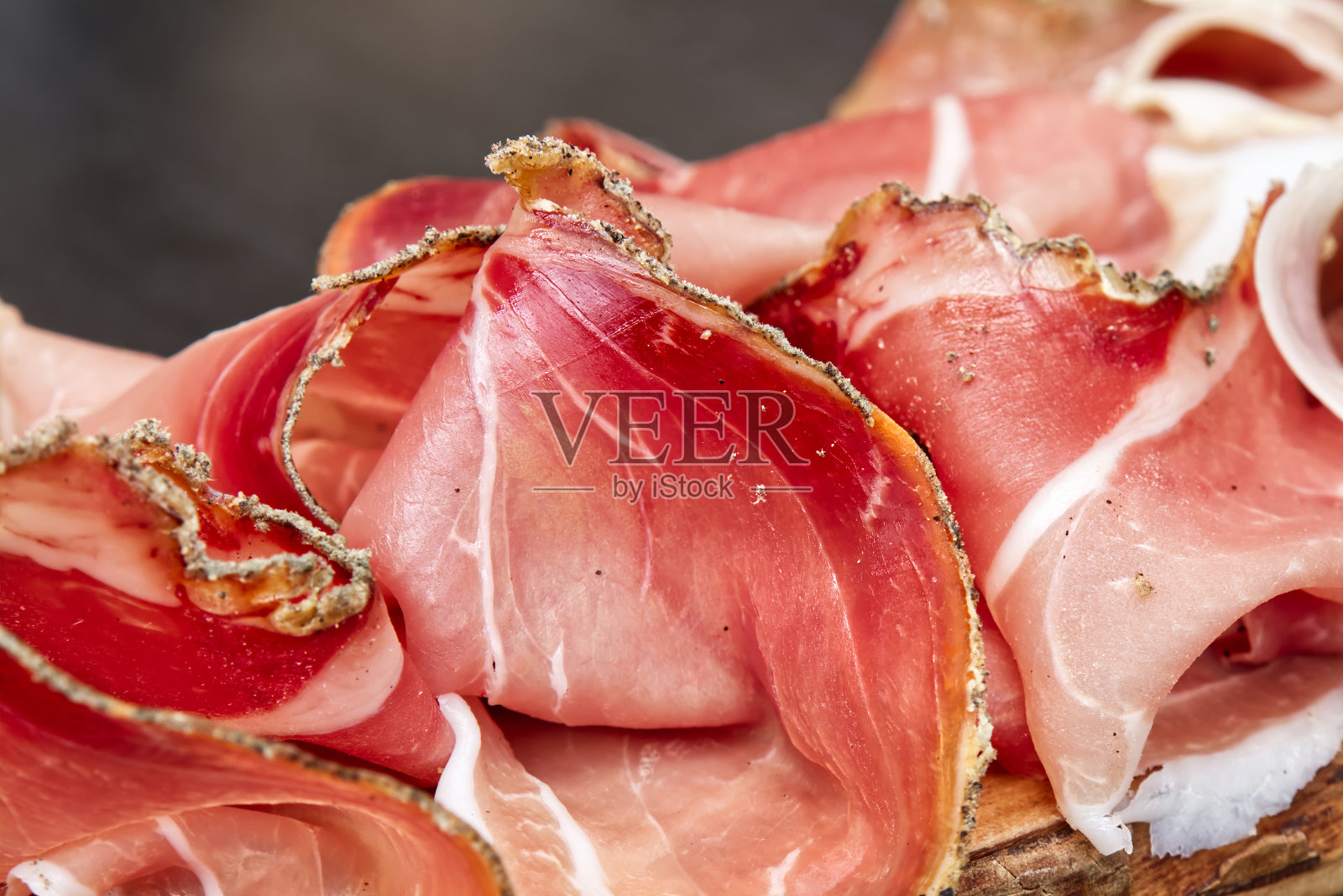 乡村托斯卡纳托盘与传统的意大利火腿托斯卡纳火腿。圣吉米尼亚诺,锡耶纳,意大利。有选择性的重点照片摄影图片