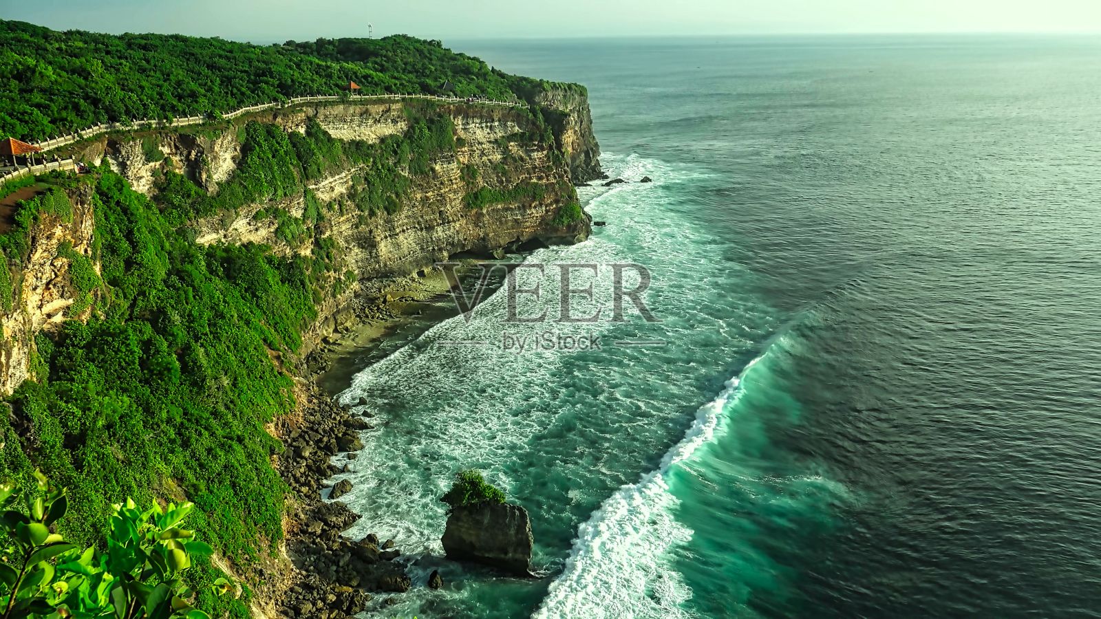 美丽的海滩和悬崖,位于印尼巴厘岛照片摄影图片