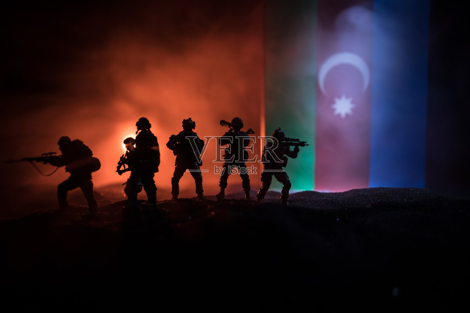 阿塞拜疆军队的概念。阿塞拜疆国旗下武装士兵的剪影。创意艺术品装饰。军事剪影战斗场景,暗色调,雾背景。照片摄影图片