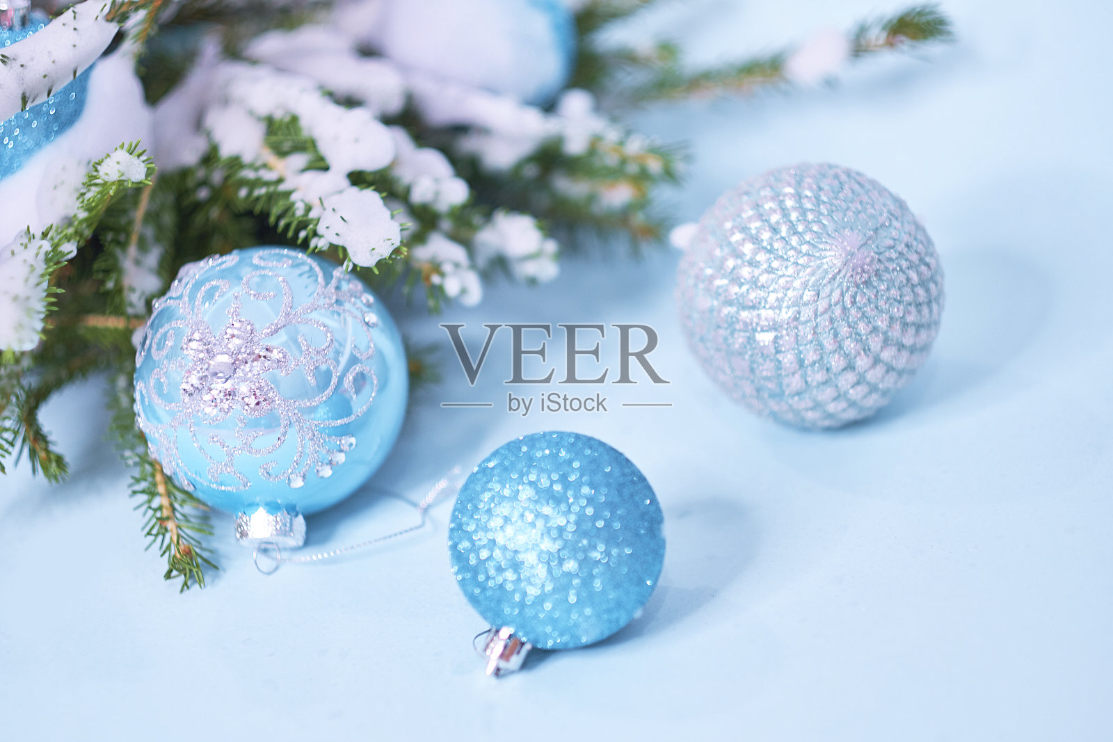 圣诞树与轻,雪花的特写。圣诞节和新年假期的背景。复古色调照片摄影图片