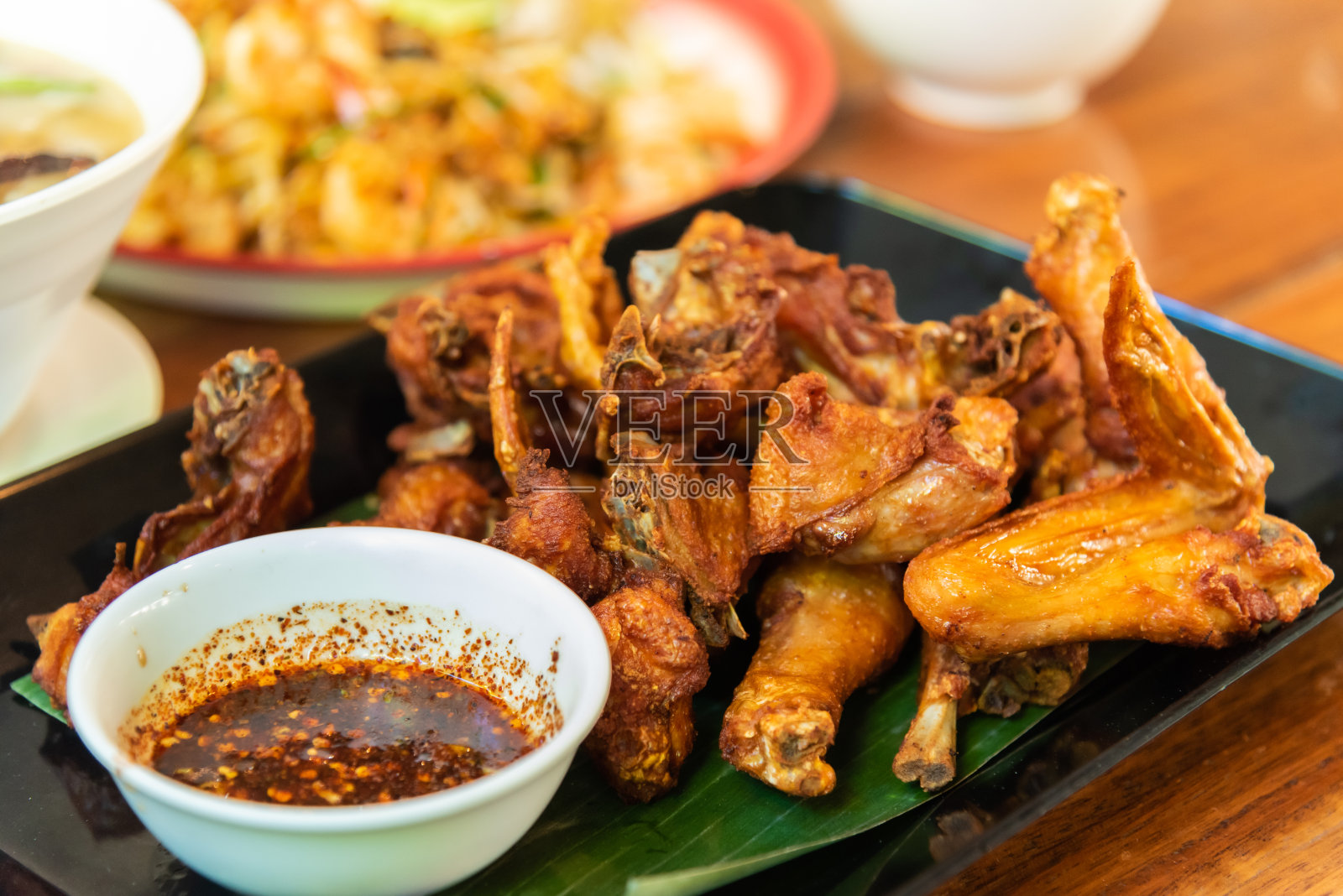 泰式辣酱炸鸡。照片摄影图片