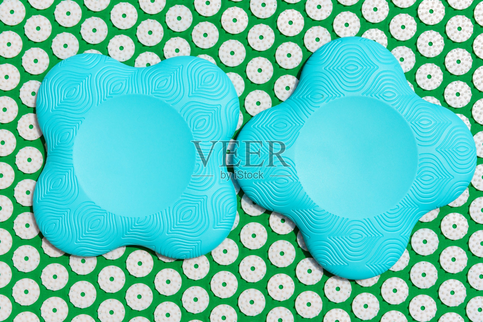 按摩按摩垫与彩色瑜伽配件。照片摄影图片