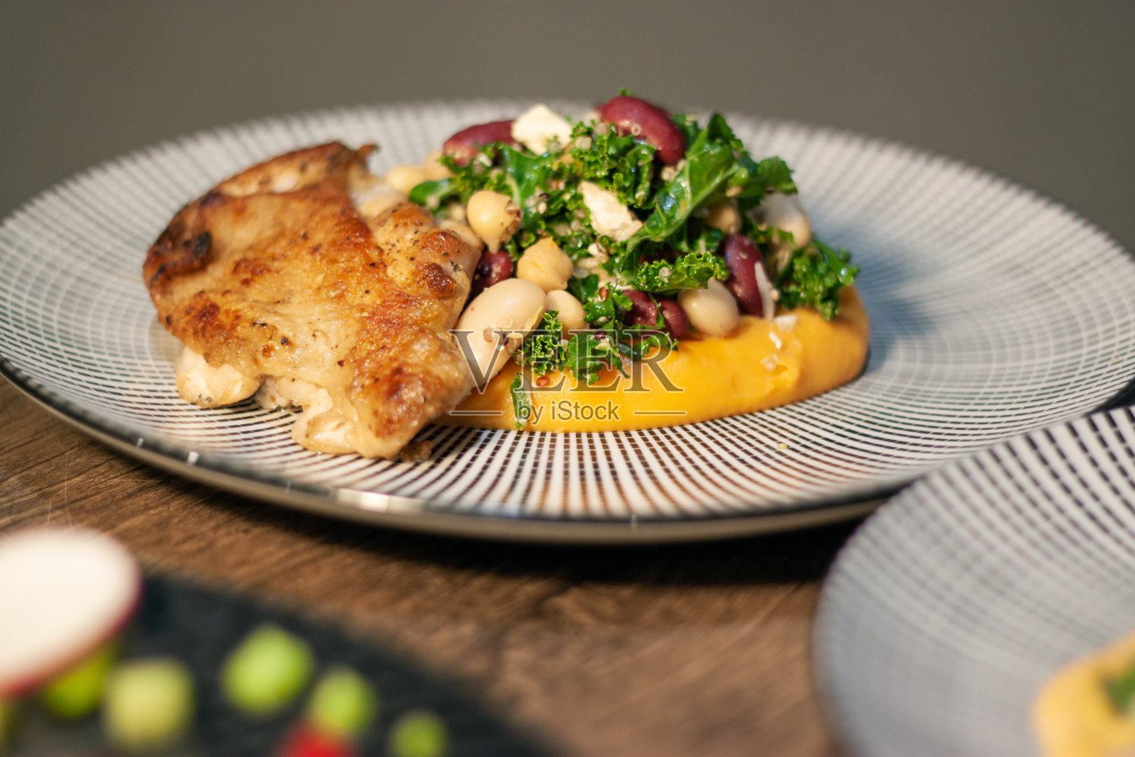 西南豆沙拉,配红豆,鹰嘴豆,豆卷,羽衣甘蓝,干酪,烤鸡照片摄影图片