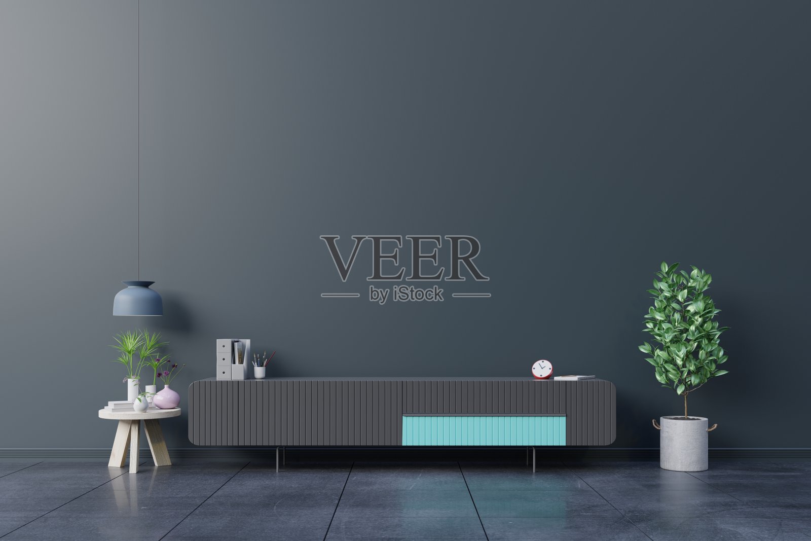 柜式电视在空旷的室内,深色的墙壁与木架,灯,植物和桌子木材。照片摄影图片