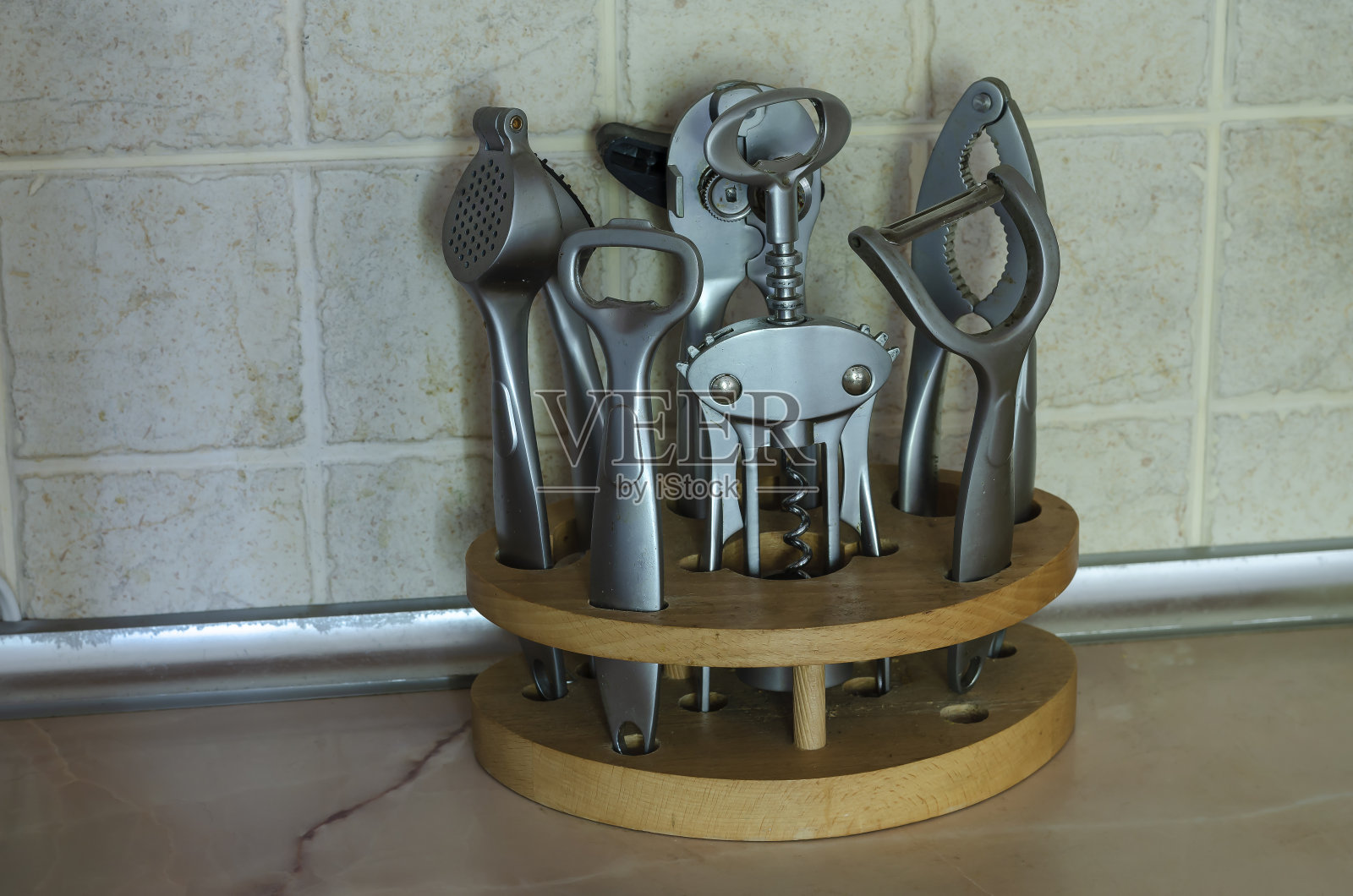 木制架子上的金属厨房用具。照片摄影图片