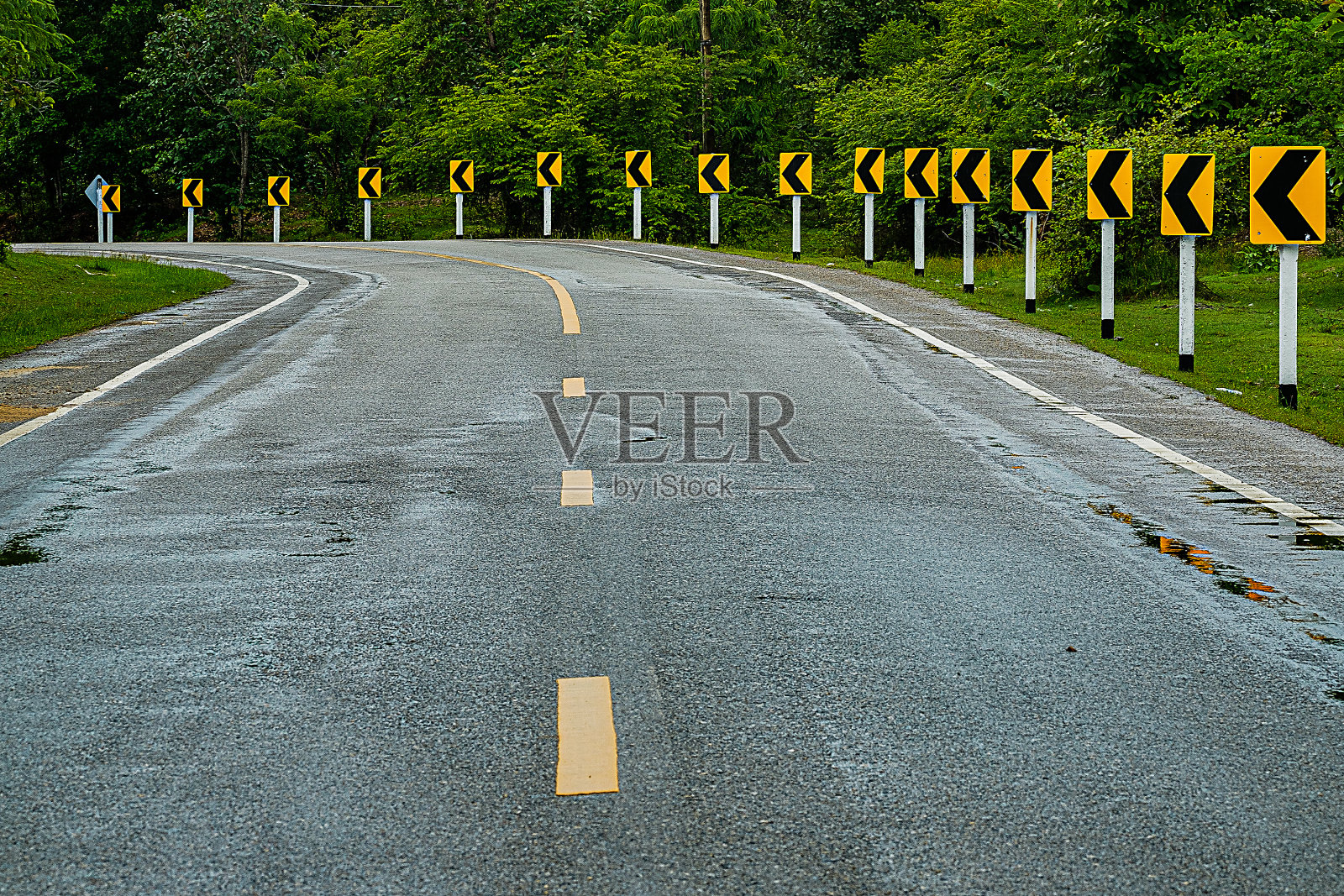 路是直的,弯是湿的。曲线符号照片摄影图片