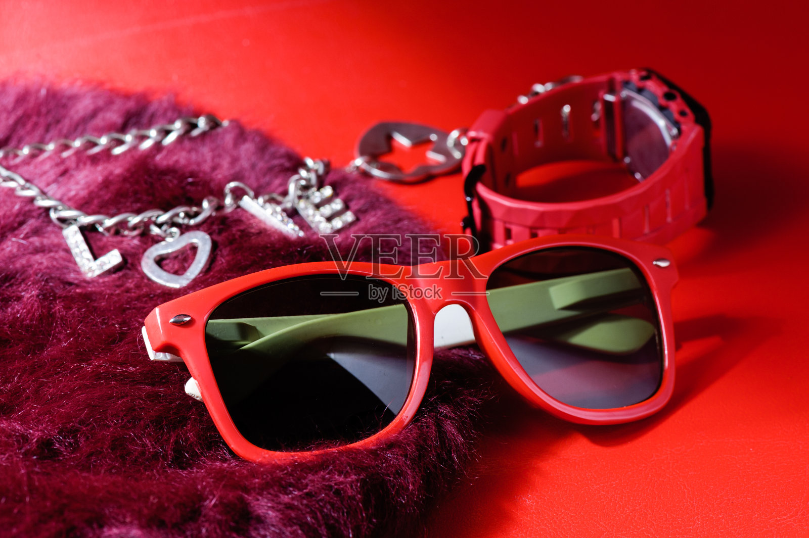 红色塑料太阳镜照片摄影图片