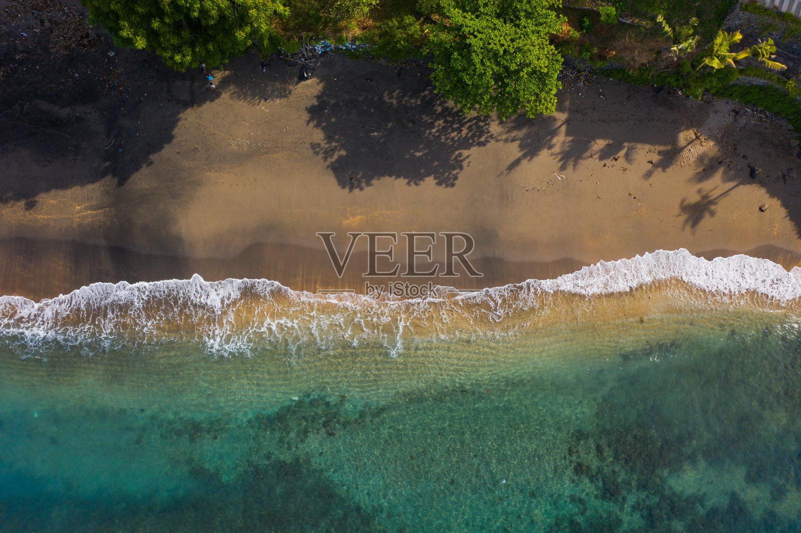 航拍的热带海湾与沙滩。艾湄湾,印尼巴厘岛照片摄影图片