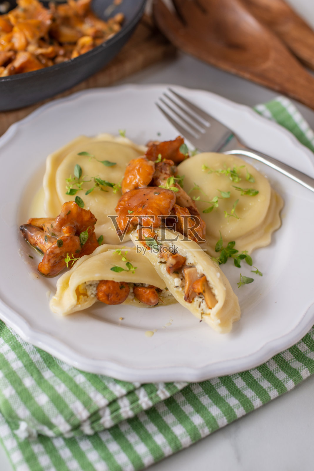 鸡油菌意大利面照片摄影图片