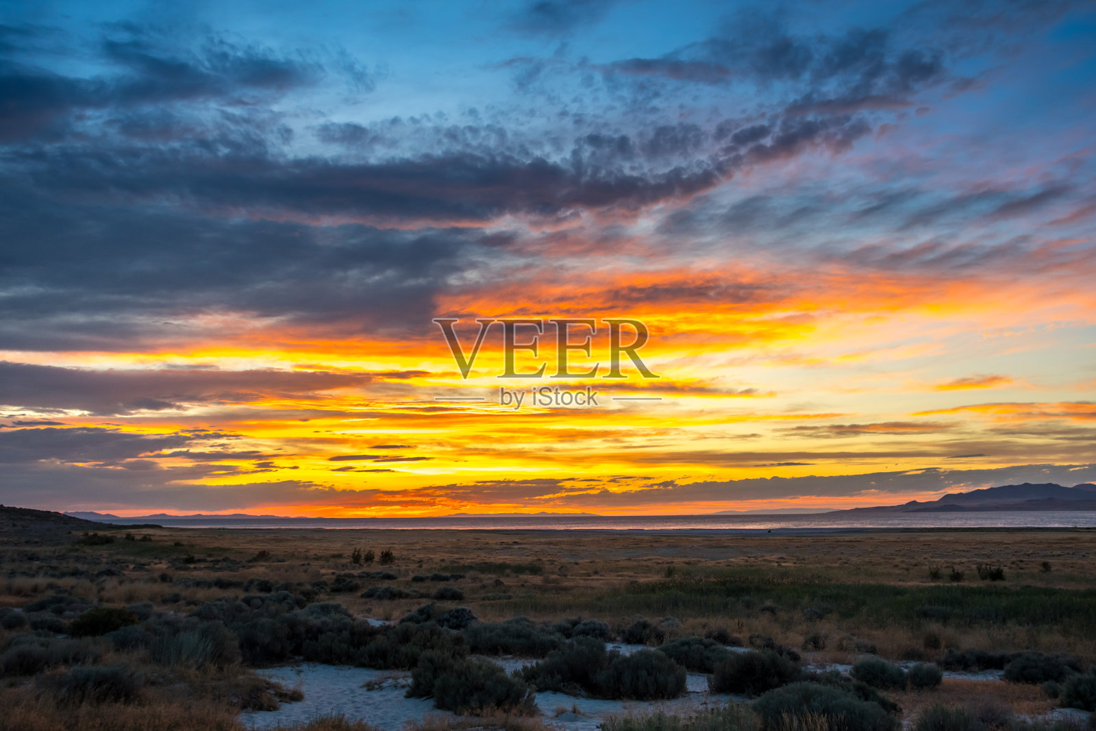 在犹他州羚羊岛州立公园戏剧性的充满活力的日落风景照片摄影图片