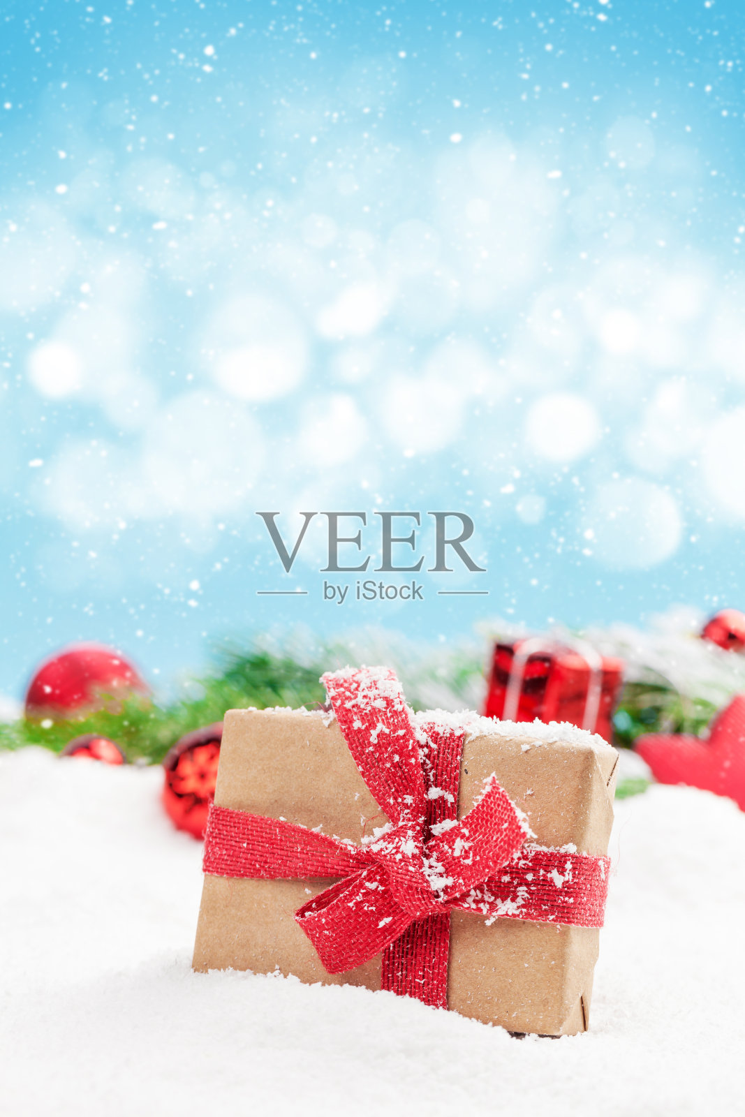 圣诞贺卡与装饰在雪照片摄影图片