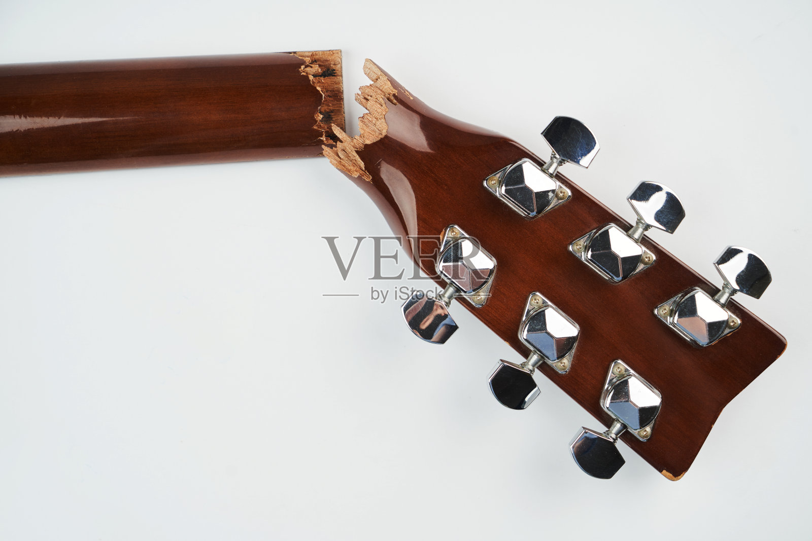 破碎的吉他脖子上的白色背景与复制空间照片摄影图片