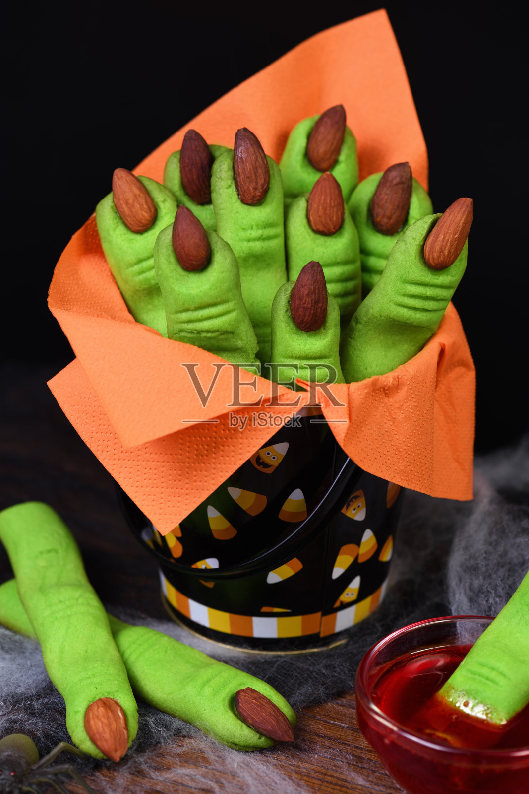 用杏仁指甲做的酥皮点心。完美的万圣节派对照片摄影图片