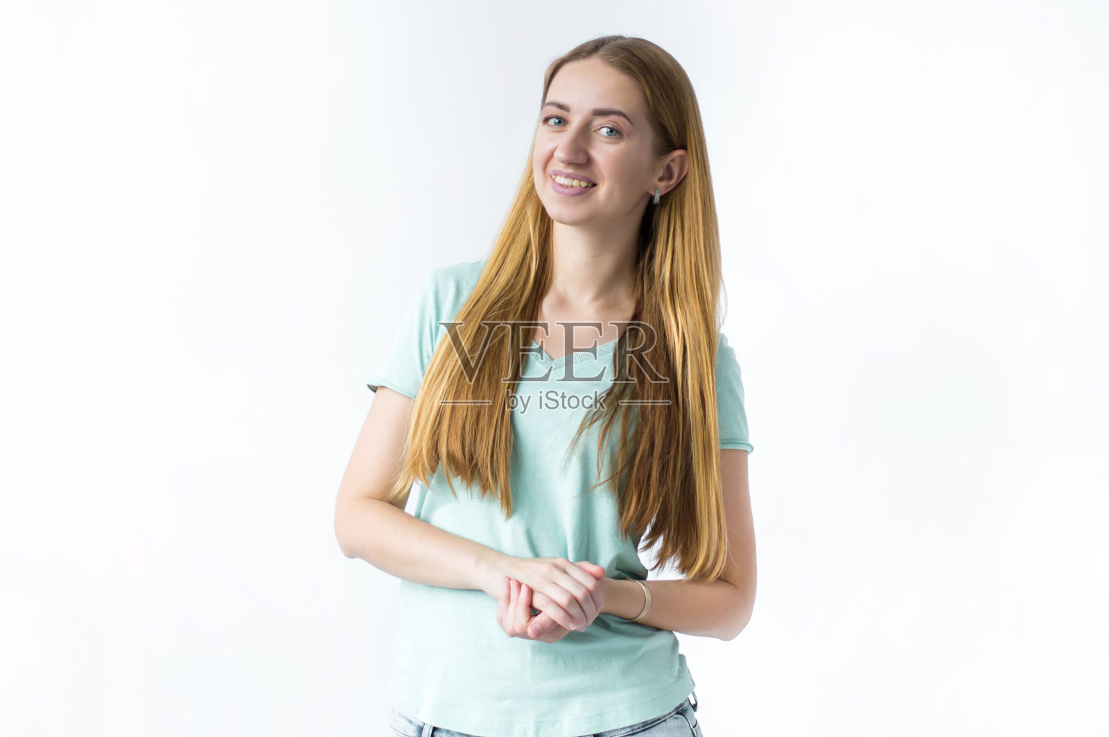 微笑女孩的肖像,双手压在她的胸部在白色的背景照片摄影图片