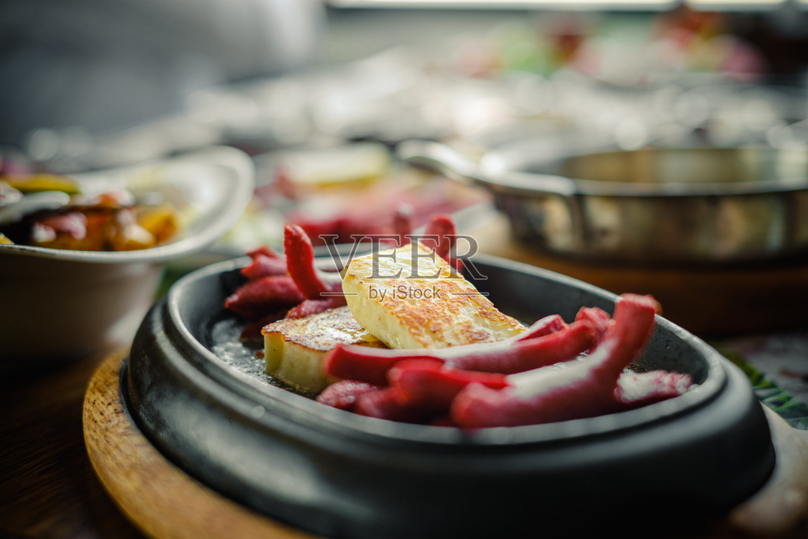 煎锅里有香肠和油炸奶酪照片摄影图片