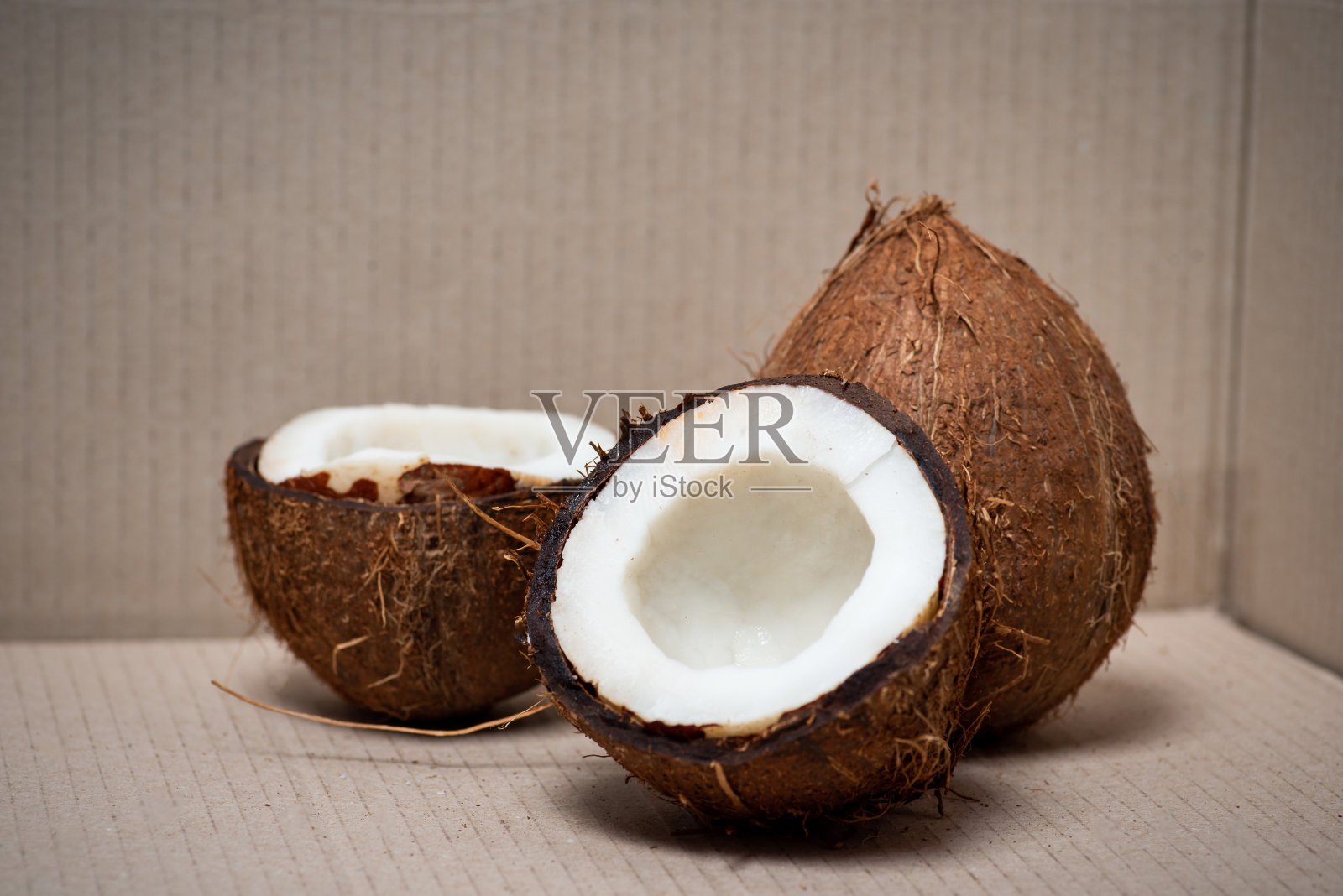 硬纸板盒里的新鲜椰子照片摄影图片