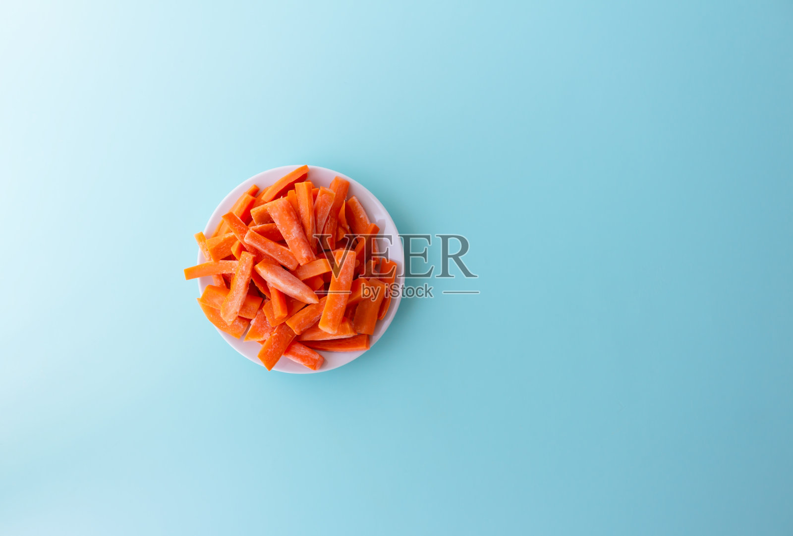 冻胡萝卜片。前视图。文本。照片摄影图片