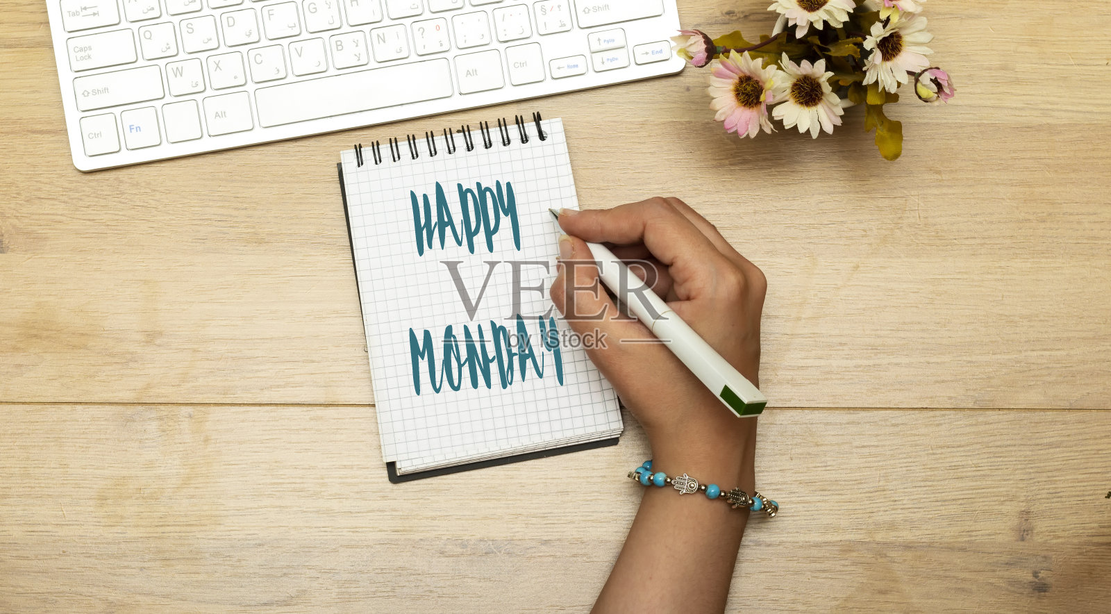 女人拿着笔,写着快乐星期一的概念照片摄影图片