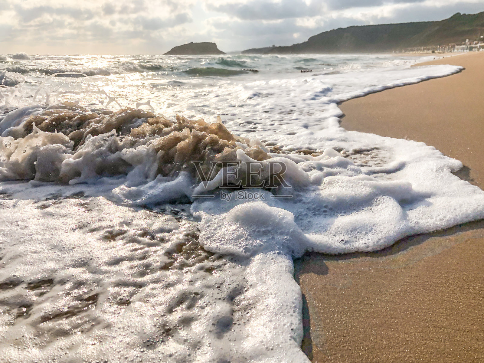 夏天沙滩上的海浪照片摄影图片