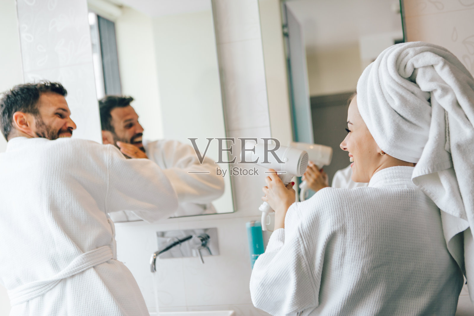 一对情侣在浴室里玩得很开心照片摄影图片