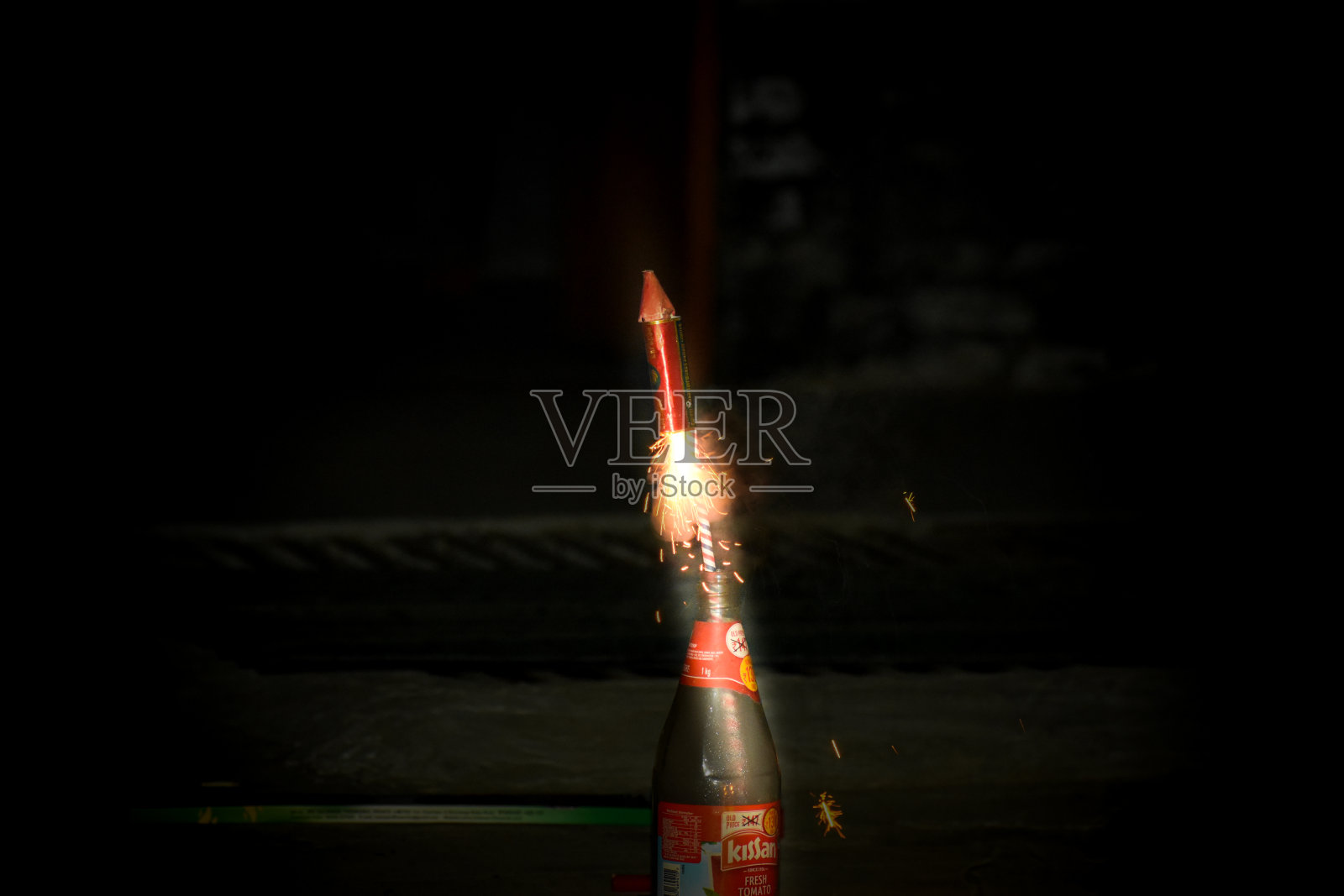 美丽的排灯节发光爆竹,爆竹爆炸的火焰照片摄影图片