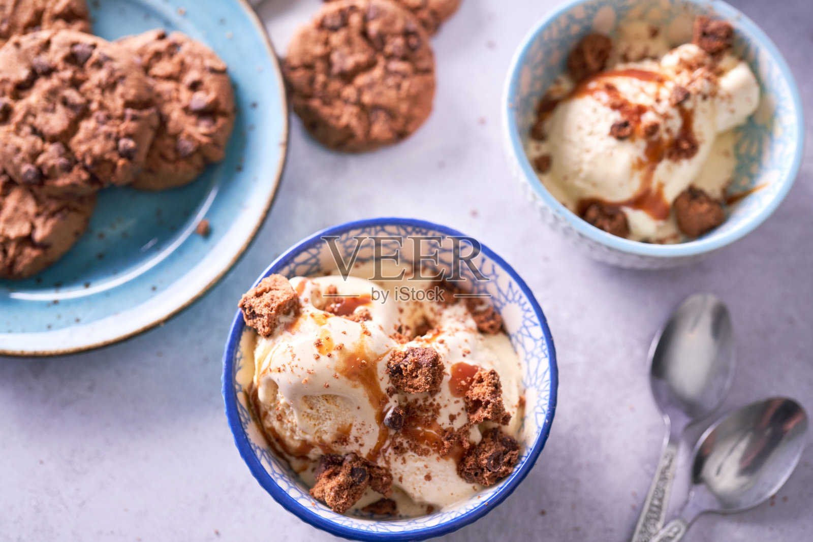 香草冰淇淋和巧克力饼干照片摄影图片