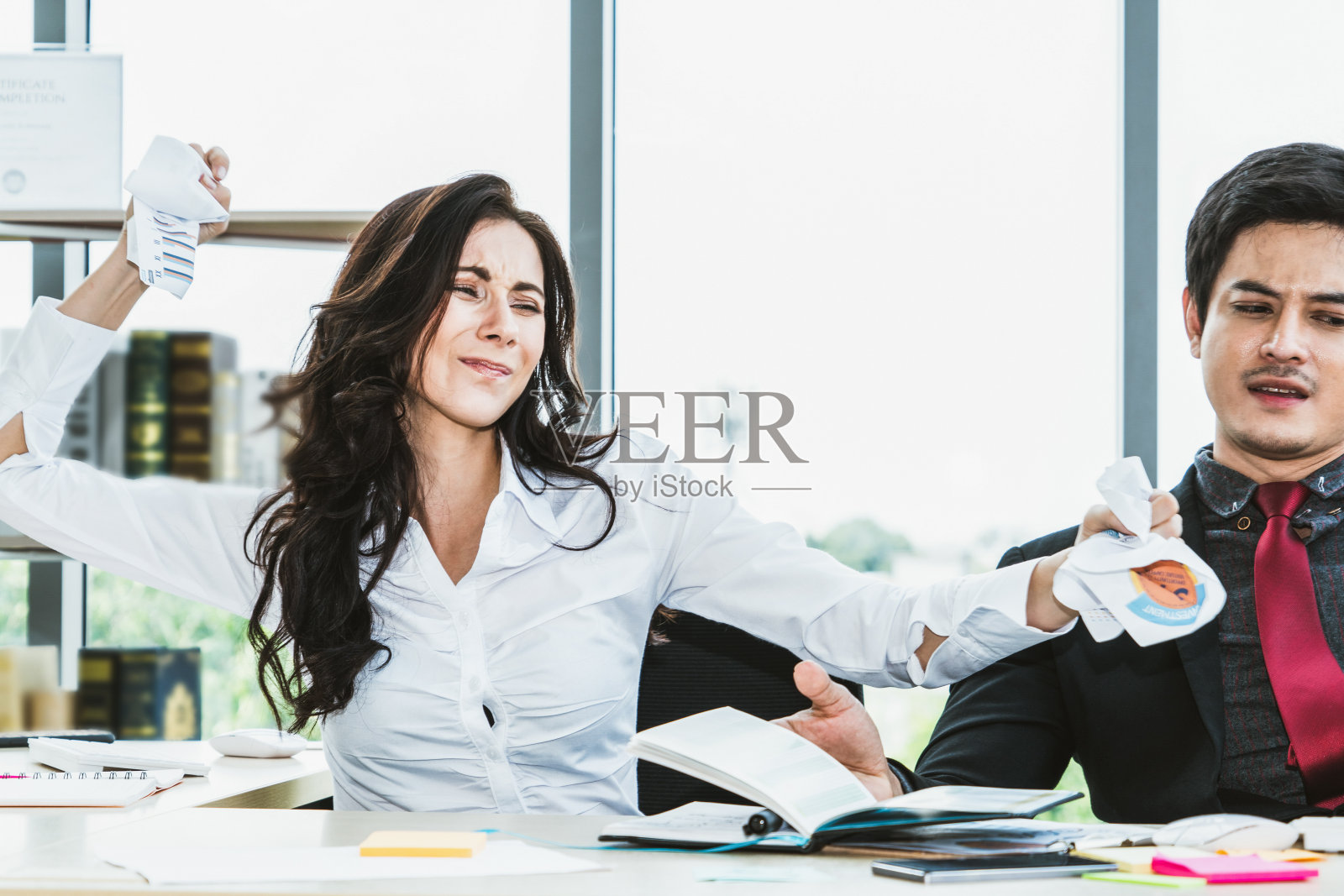 不开心的商务人士在办公室争论工作问题照片摄影图片