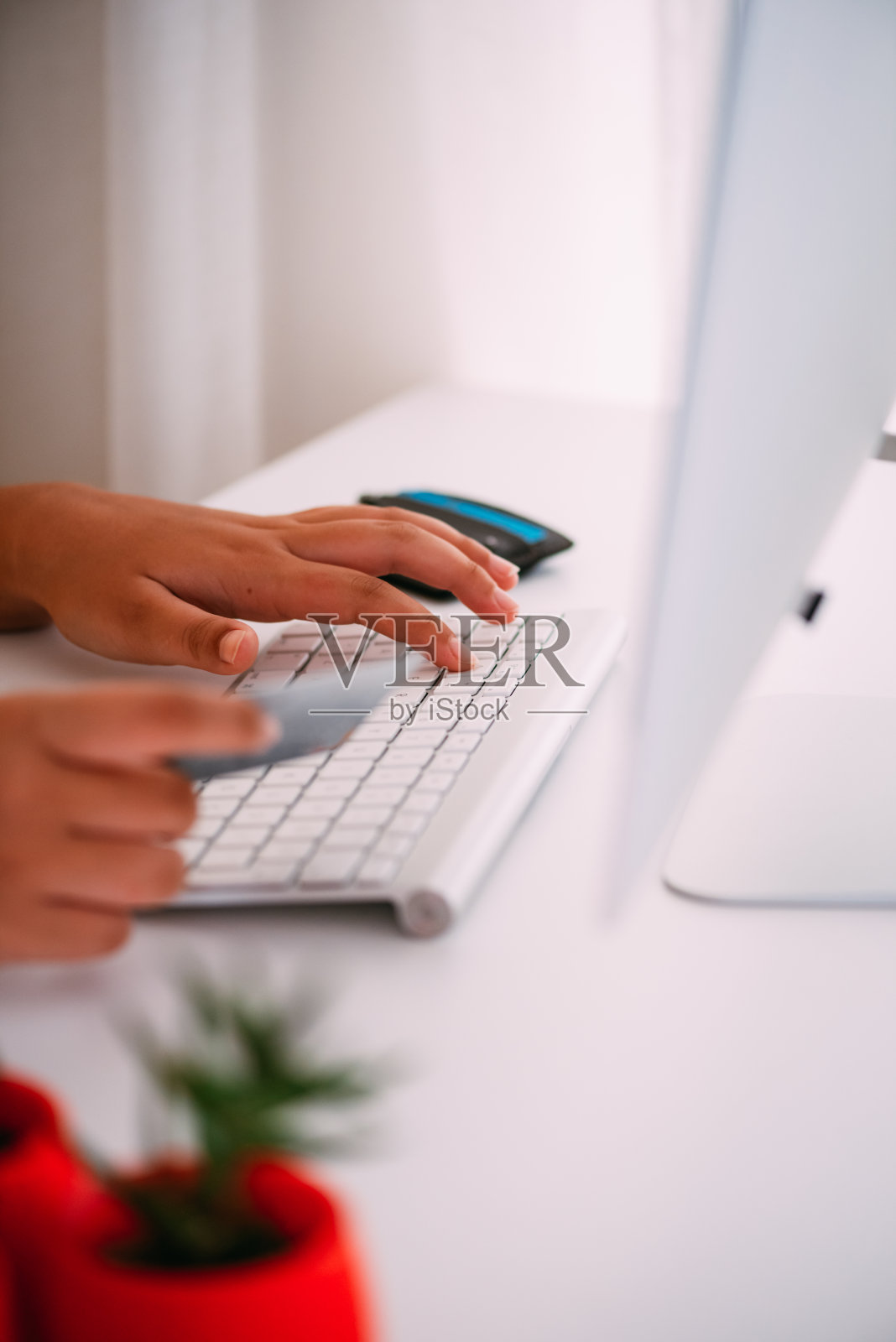 用信用卡在网上购物的女人照片摄影图片