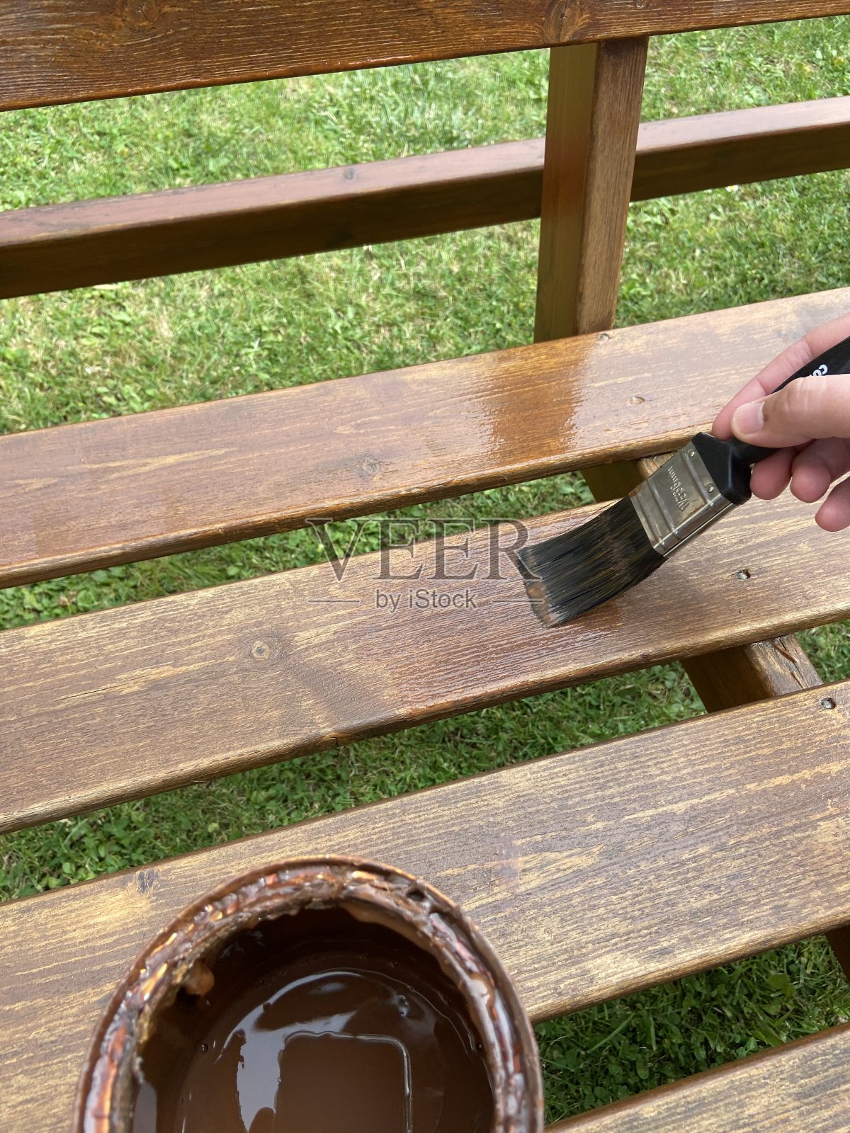 给木凳染色的人照片摄影图片