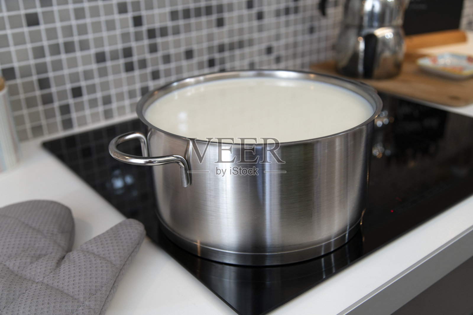 用平底锅煮牛奶照片摄影图片