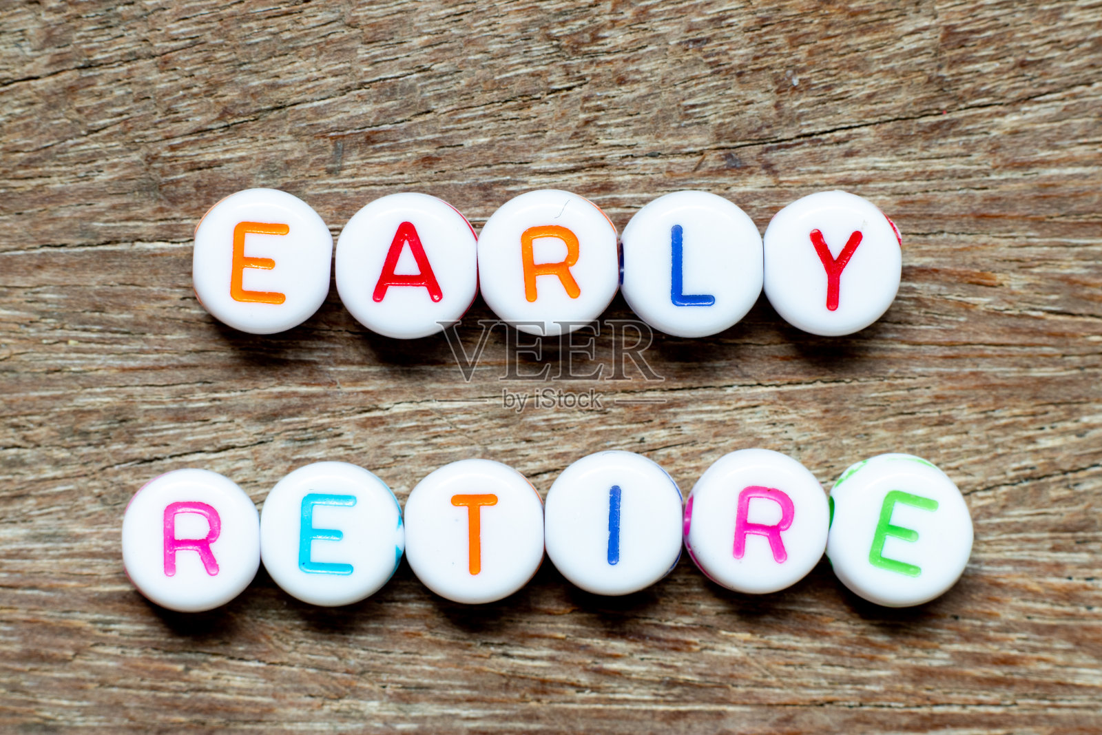 白珠与彩字在木背景上早退照片摄影图片