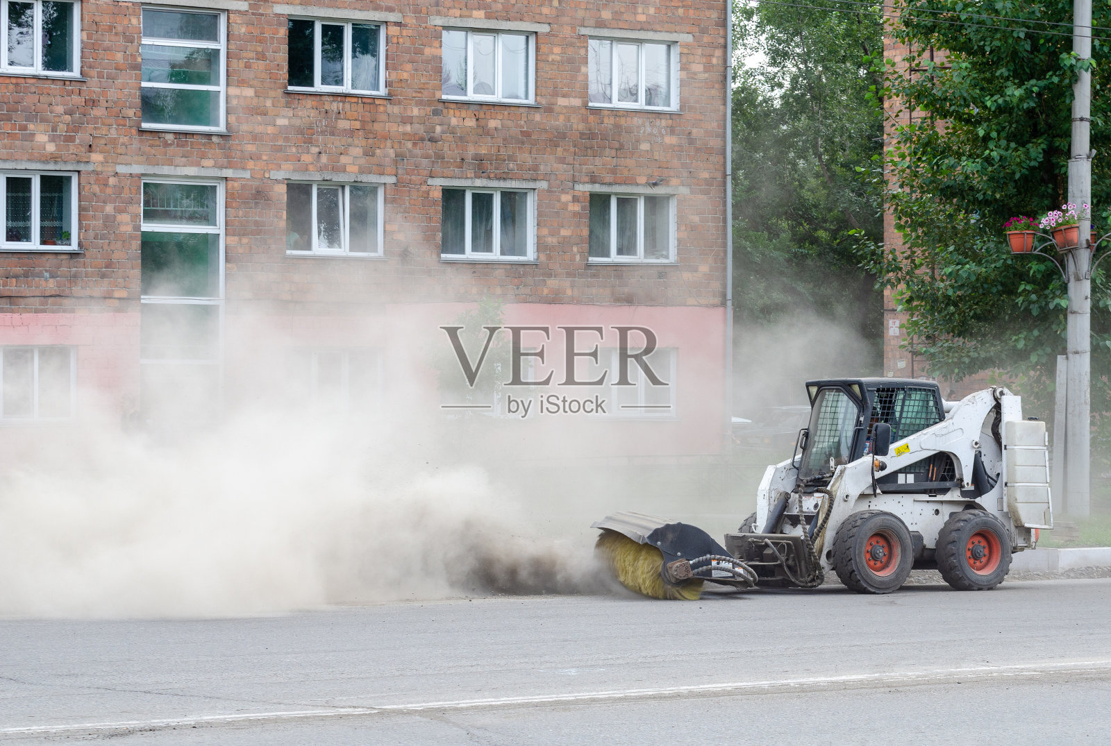 用专用机器清洗路面不当。很脏很脏照片摄影图片
