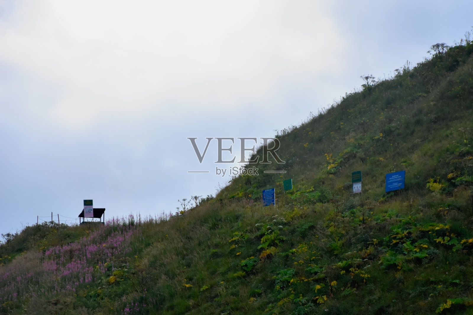 格鲁吉亚和俄罗斯在北奥塞梯的边界。警示牌上写着:“注意!边界区”照片摄影图片