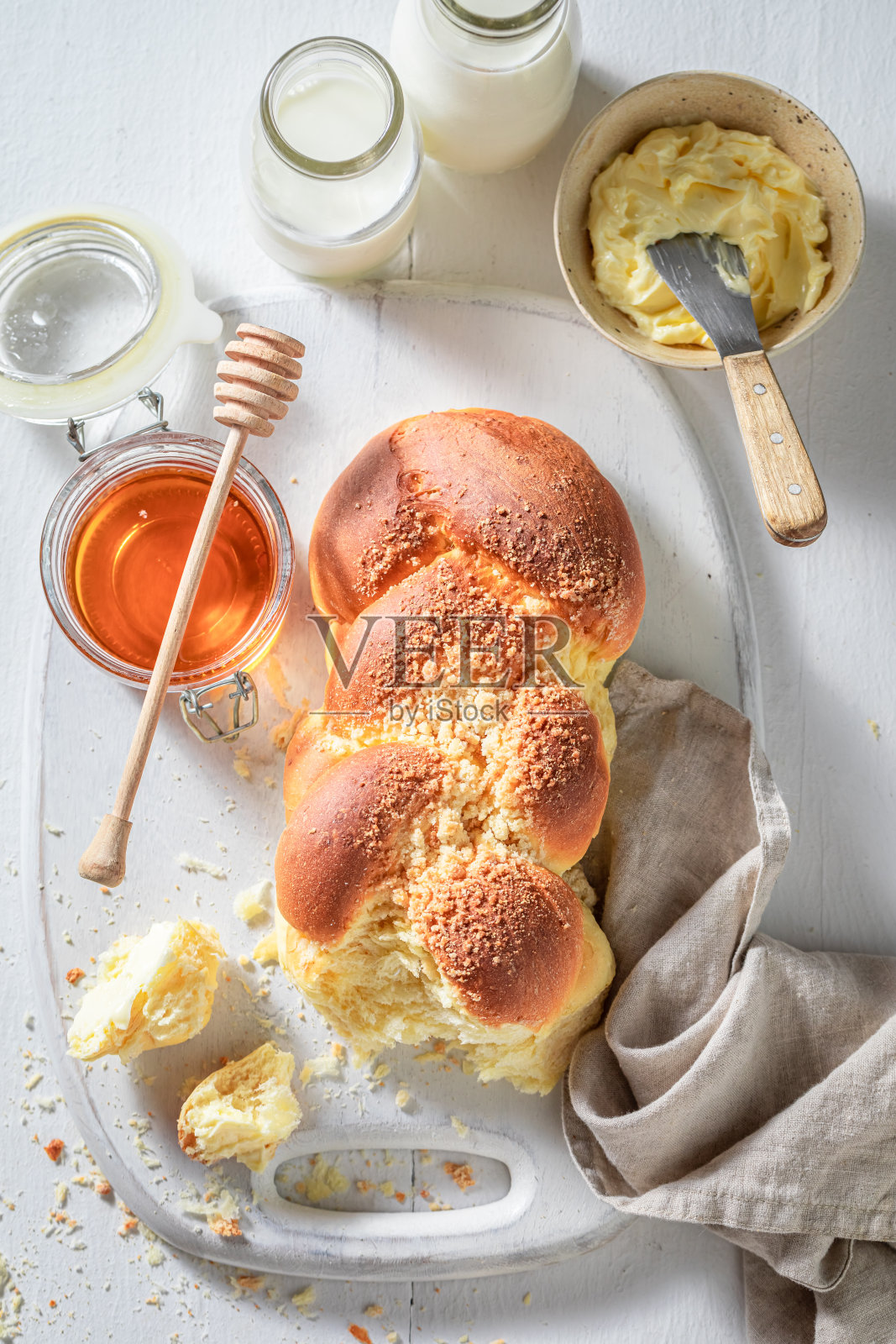 早餐是加了蜂蜜和牛奶的甜白面包照片摄影图片