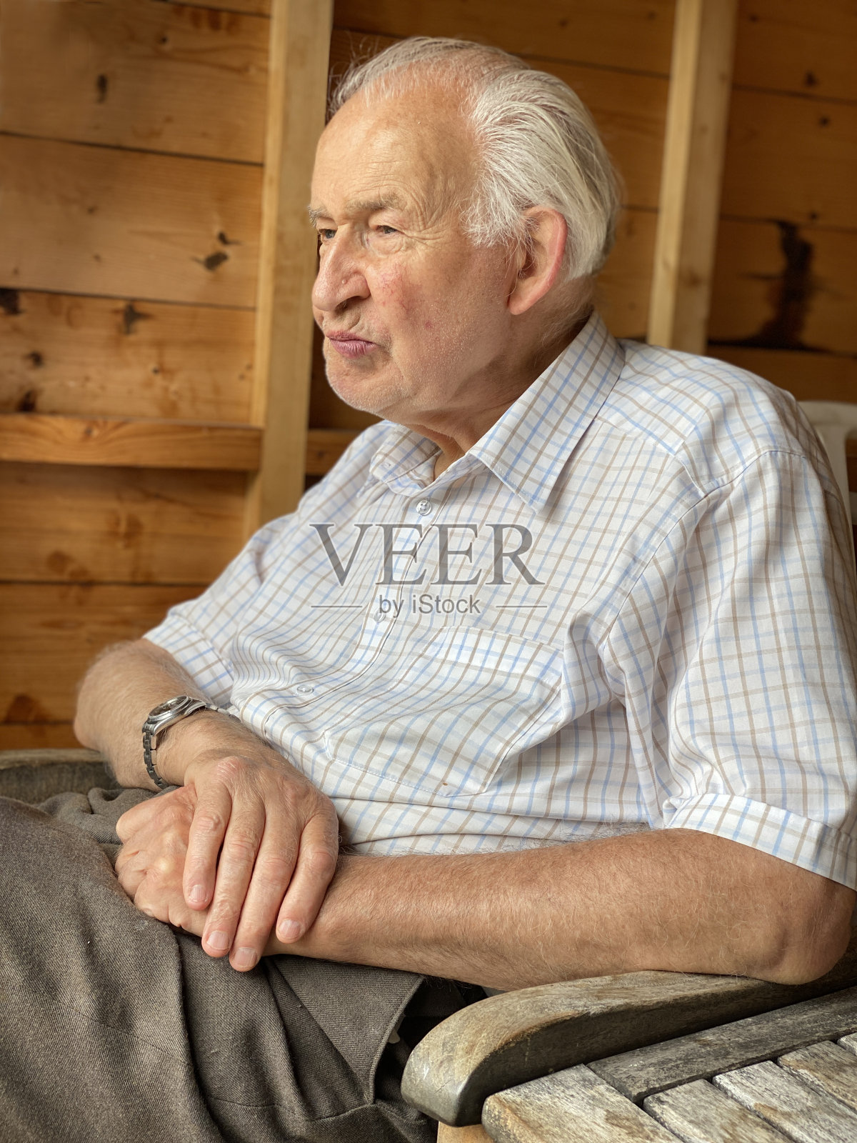 老人在花棚放松退休生活照片摄影图片