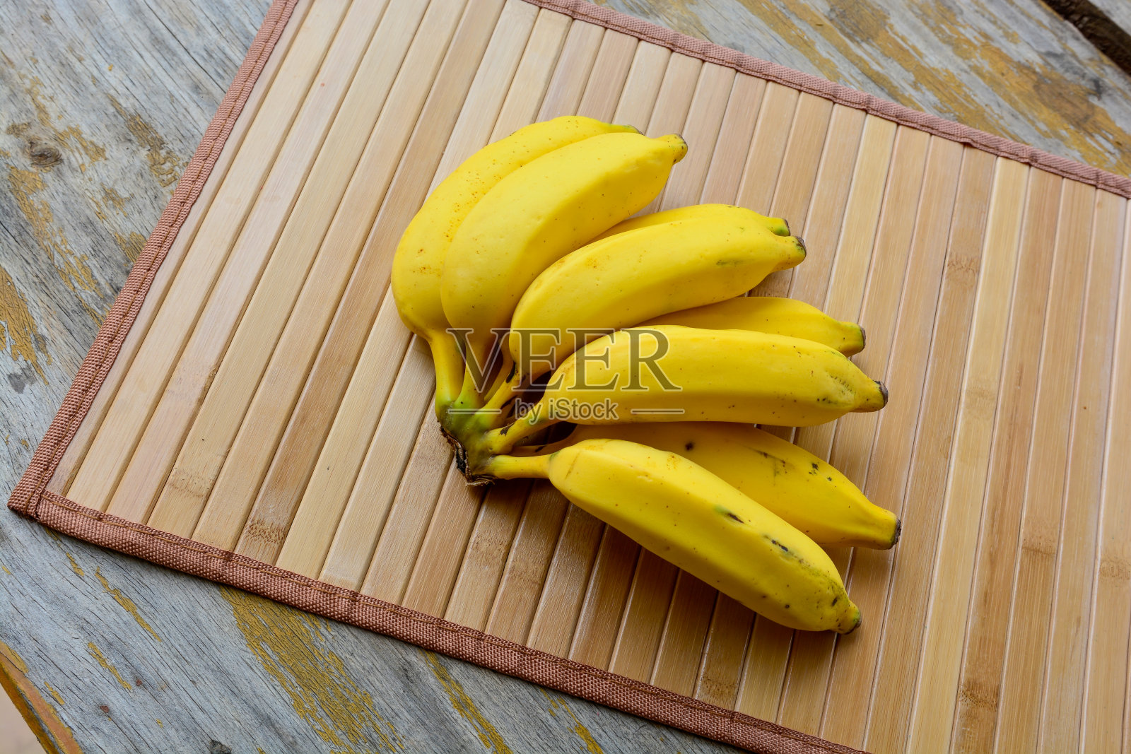 香蕉串,成熟的香蕉在木桌上照片摄影图片