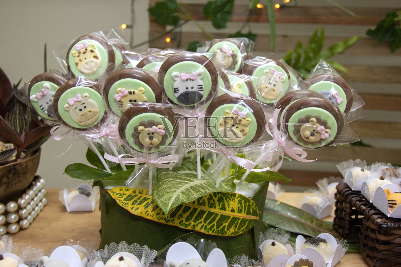 儿童巧克力糖果的形式的婴儿动物。孩子们的生日聚会或装饰。照片摄影图片